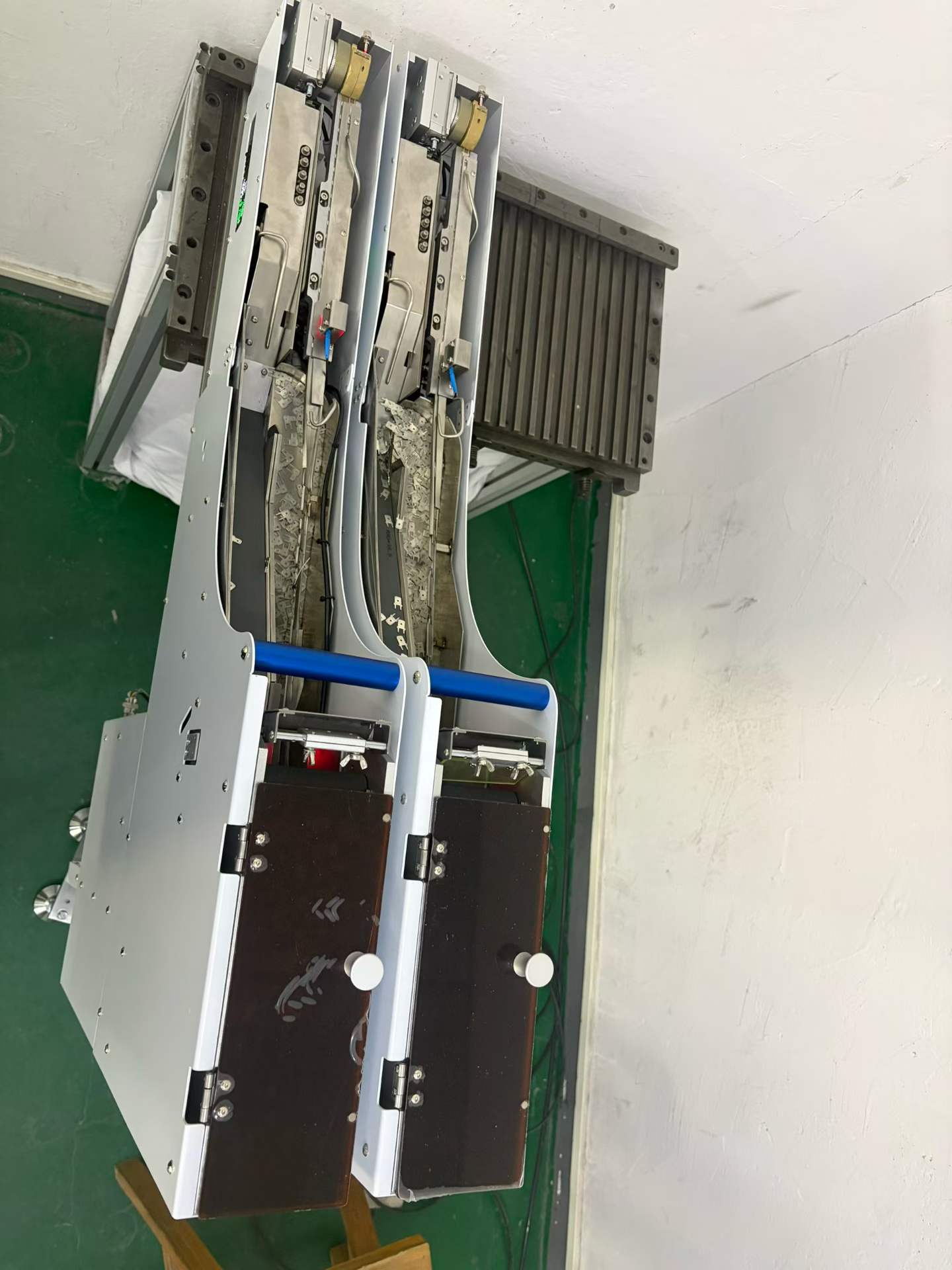Dual-lane stick feeder for automated component supply