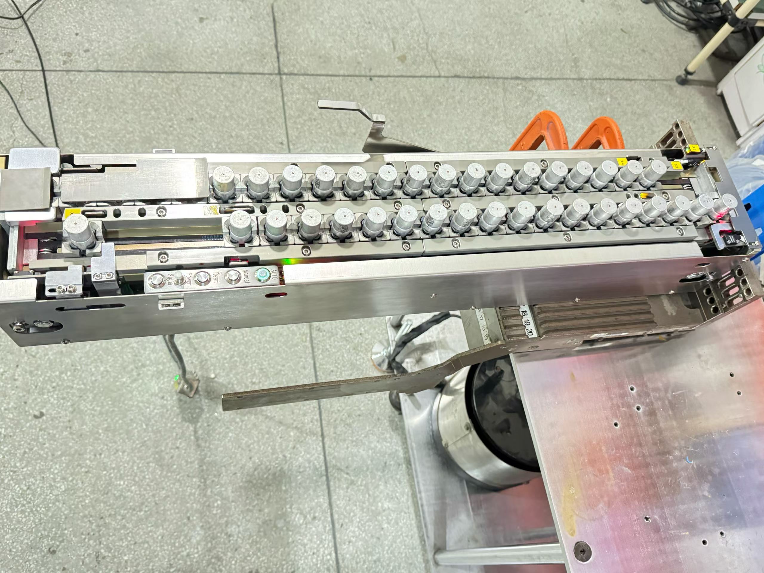 Linear vibratory feeder track for component supply