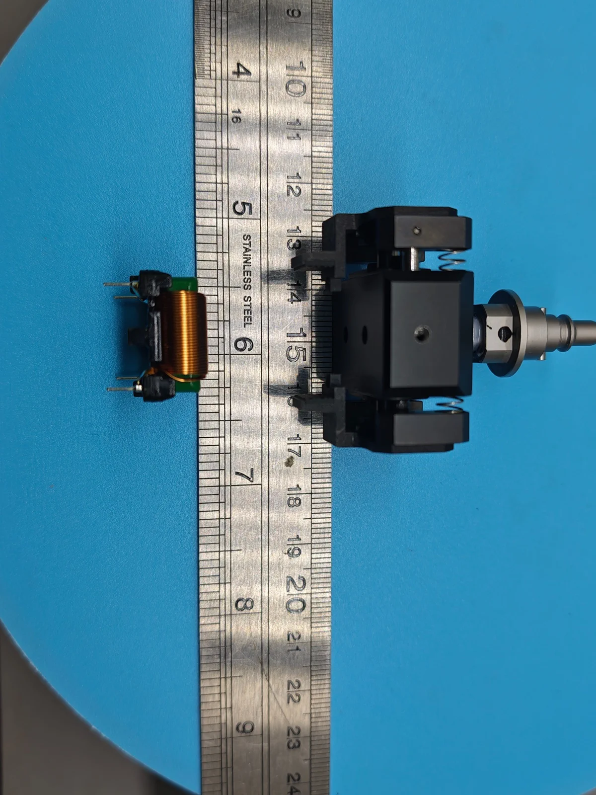 Gripper and line choke shown with a measurement reference