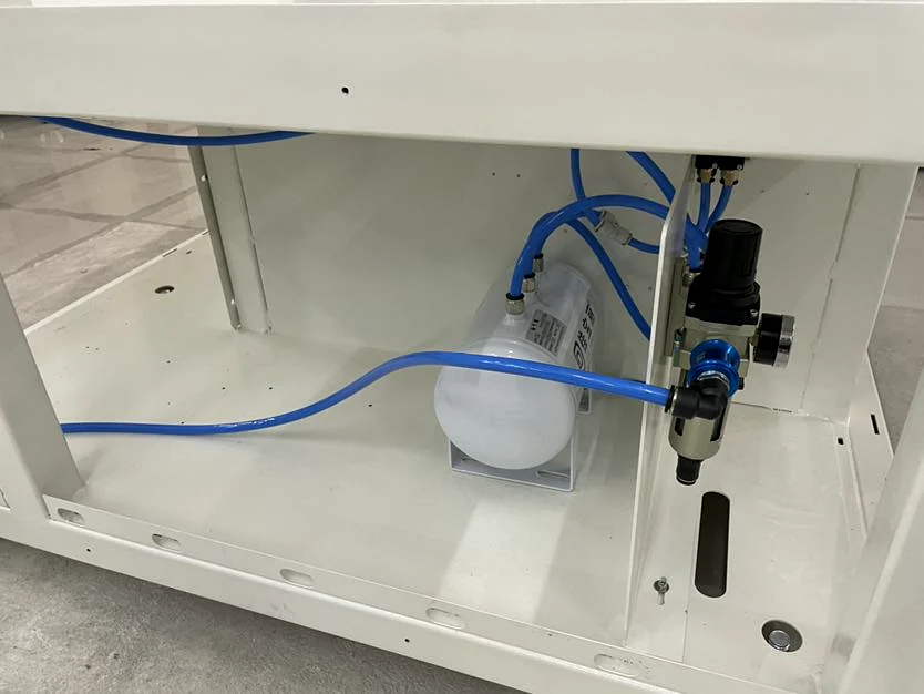 Air preparation and tank area in the machine base