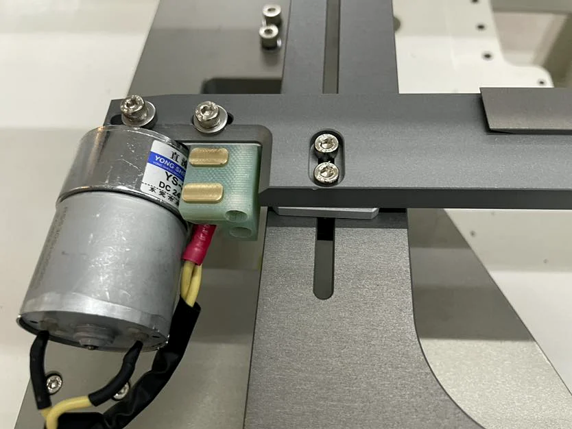 Compact drive motor fitted to a machine assembly
